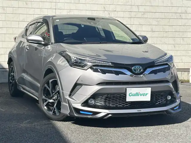 トヨタ Ｃ－ＨＲ G 大分県 2019(平31)年 12.4万km メタルストリームM ・ワンオーナー/Toyota Safety Sense /　プリクラッシュセーフティシステム（歩行者検知機能付/ 　衝突回避支援タイプ/   ミリ波レーダー＋単眼カメラ方式）/　レーンディパーチャーアラート（ステアリング制御付）/　オートマチックハイビーム/　レーダークルーズコントロール（全車速追従機能付）/・純正ナビ　NSZT-Y68T/　ワンセグテレビ/　BT/　DVD/　SD/　ラジオ/・モデリスタフルエアロ/・プッシュエンジンスタート/・ETC/・ヒートシーター　運転席/助手席/・ブラインドスポットモニター/・電動ランバーサポート　運転席/・オートワイパー（雨滴感応式）/・ドラレコ前 DRT-C68A/・ステアリングスイッチ/・横滑り防止システム/・ウィンカーミラー/・LEDランプ/・革巻きステアリング/・レベライザー/・プライバシーガラス/・革巻きステアリング/・トノカバー/・純正フロアマット/・純正18インチアルミホイル/・ドアバイザー/・保証書/・取扱説明書/・スペアキー２本/　