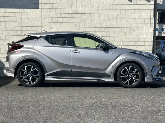 トヨタ Ｃ－ＨＲ G 大分県 2019(平31)年 12.4万km メタルストリームM ・ワンオーナー/Toyota Safety Sense /　プリクラッシュセーフティシステム（歩行者検知機能付/ 　衝突回避支援タイプ/   ミリ波レーダー＋単眼カメラ方式）/　レーンディパーチャーアラート（ステアリング制御付）/　オートマチックハイビーム/　レーダークルーズコントロール（全車速追従機能付）/・純正ナビ　NSZT-Y68T/　ワンセグテレビ/　BT/　DVD/　SD/　ラジオ/・モデリスタフルエアロ/・プッシュエンジンスタート/・ETC/・ヒートシーター　運転席/助手席/・ブラインドスポットモニター/・電動ランバーサポート　運転席/・オートワイパー（雨滴感応式）/・ドラレコ前 DRT-C68A/・ステアリングスイッチ/・横滑り防止システム/・ウィンカーミラー/・LEDランプ/・革巻きステアリング/・レベライザー/・プライバシーガラス/・革巻きステアリング/・トノカバー/・純正フロアマット/・純正18インチアルミホイル/・ドアバイザー/・保証書/・取扱説明書/・スペアキー２本/　