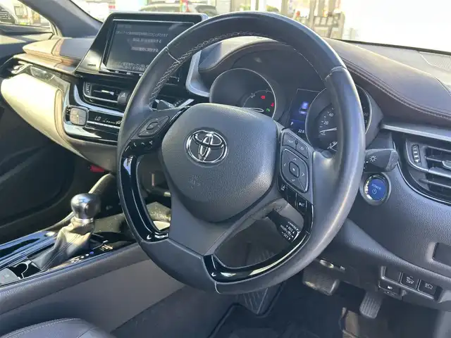 トヨタ Ｃ－ＨＲ G 大分県 2019(平31)年 12.4万km メタルストリームM ・ワンオーナー/Toyota Safety Sense /　プリクラッシュセーフティシステム（歩行者検知機能付/ 　衝突回避支援タイプ/   ミリ波レーダー＋単眼カメラ方式）/　レーンディパーチャーアラート（ステアリング制御付）/　オートマチックハイビーム/　レーダークルーズコントロール（全車速追従機能付）/・純正ナビ　NSZT-Y68T/　ワンセグテレビ/　BT/　DVD/　SD/　ラジオ/・モデリスタフルエアロ/・プッシュエンジンスタート/・ETC/・ヒートシーター　運転席/助手席/・ブラインドスポットモニター/・電動ランバーサポート　運転席/・オートワイパー（雨滴感応式）/・ドラレコ前 DRT-C68A/・ステアリングスイッチ/・横滑り防止システム/・ウィンカーミラー/・LEDランプ/・革巻きステアリング/・レベライザー/・プライバシーガラス/・革巻きステアリング/・トノカバー/・純正フロアマット/・純正18インチアルミホイル/・ドアバイザー/・保証書/・取扱説明書/・スペアキー２本/　