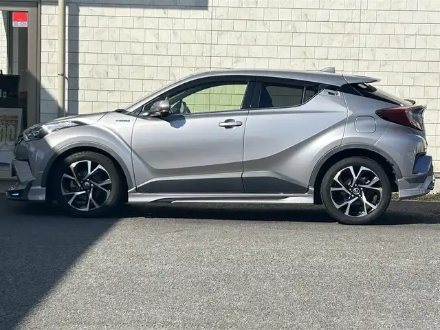 トヨタ Ｃ－ＨＲ G 大分県 2019(平31)年 12.4万km メタルストリームM ・ワンオーナー/Toyota Safety Sense /　プリクラッシュセーフティシステム（歩行者検知機能付/ 　衝突回避支援タイプ/   ミリ波レーダー＋単眼カメラ方式）/　レーンディパーチャーアラート（ステアリング制御付）/　オートマチックハイビーム/　レーダークルーズコントロール（全車速追従機能付）/・純正ナビ　NSZT-Y68T/　ワンセグテレビ/　BT/　DVD/　SD/　ラジオ/・モデリスタフルエアロ/・プッシュエンジンスタート/・ETC/・ヒートシーター　運転席/助手席/・ブラインドスポットモニター/・電動ランバーサポート　運転席/・オートワイパー（雨滴感応式）/・ドラレコ前 DRT-C68A/・ステアリングスイッチ/・横滑り防止システム/・ウィンカーミラー/・LEDランプ/・革巻きステアリング/・レベライザー/・プライバシーガラス/・革巻きステアリング/・トノカバー/・純正フロアマット/・純正18インチアルミホイル/・ドアバイザー/・保証書/・取扱説明書/・スペアキー２本/　