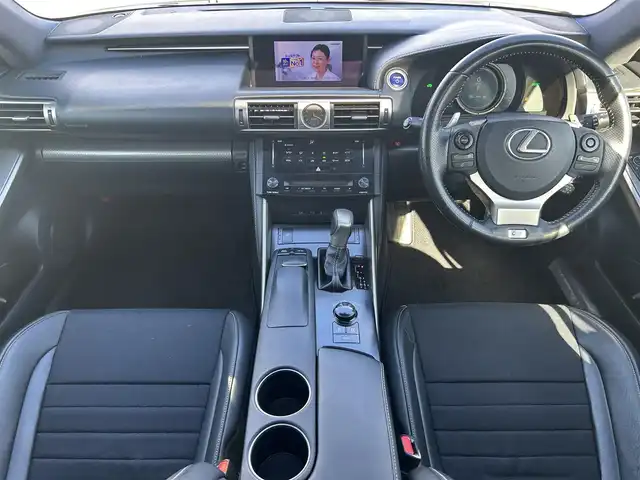 レクサス ＩＳ 300h Fスポーツ 岡山県 2013(平25)年 12.2万km ホワイトノーヴァガラスフレーク 登録時走行距離121498km/純正ナビ/サンルーフ/フルセグTV(AM.FM.CD.DVD.TV.BT)/バックカメラ/ETC/前後ドライブレコーダー/シートヒーター/クリアランスソナー/衝突軽減ブレーキ/横滑り防止装置/クルーズコントロール(追従走行あり)/オートライト/アイドリングストップ/18インチ純正AW/純正フロアマット/ハーフレザーシート/D+N席パワーシート/LEDヘッドライト