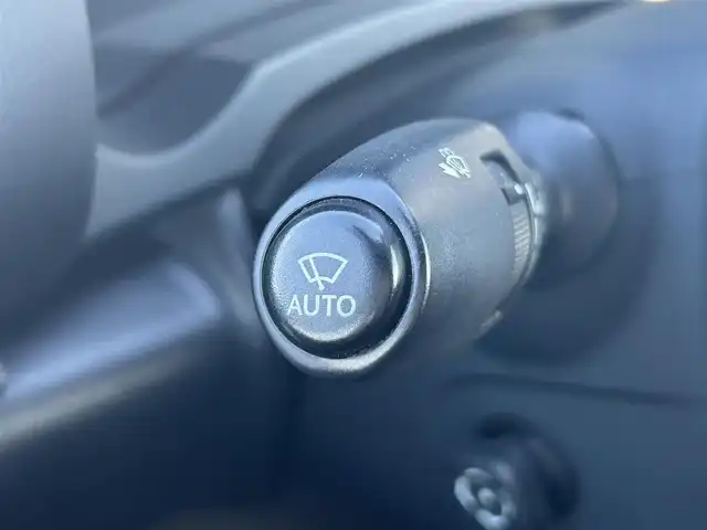 レクサス ＩＳ 300h Fスポーツ 岡山県 2013(平25)年 12.2万km ホワイトノーヴァガラスフレーク 登録時走行距離121498km/純正ナビ/サンルーフ/フルセグTV(AM.FM.CD.DVD.TV.BT)/バックカメラ/ETC/前後ドライブレコーダー/シートヒーター/クリアランスソナー/衝突軽減ブレーキ/横滑り防止装置/クルーズコントロール(追従走行あり)/オートライト/アイドリングストップ/18インチ純正AW/純正フロアマット/ハーフレザーシート/D+N席パワーシート/LEDヘッドライト