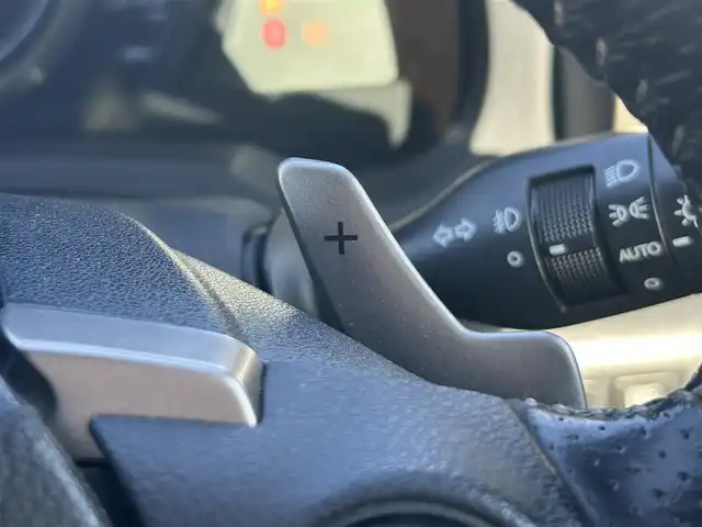 レクサス ＩＳ 300h Fスポーツ 岡山県 2013(平25)年 12.2万km ホワイトノーヴァガラスフレーク 登録時走行距離121498km/純正ナビ/サンルーフ/フルセグTV(AM.FM.CD.DVD.TV.BT)/バックカメラ/ETC/前後ドライブレコーダー/シートヒーター/クリアランスソナー/衝突軽減ブレーキ/横滑り防止装置/クルーズコントロール(追従走行あり)/オートライト/アイドリングストップ/18インチ純正AW/純正フロアマット/ハーフレザーシート/D+N席パワーシート/LEDヘッドライト