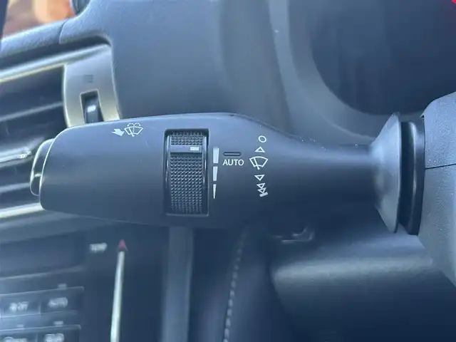 レクサス ＩＳ 300h Fスポーツ 岡山県 2013(平25)年 12.2万km ホワイトノーヴァガラスフレーク 登録時走行距離121498km/純正ナビ/サンルーフ/フルセグTV(AM.FM.CD.DVD.TV.BT)/バックカメラ/ETC/前後ドライブレコーダー/シートヒーター/クリアランスソナー/衝突軽減ブレーキ/横滑り防止装置/クルーズコントロール(追従走行あり)/オートライト/アイドリングストップ/18インチ純正AW/純正フロアマット/ハーフレザーシート/D+N席パワーシート/LEDヘッドライト