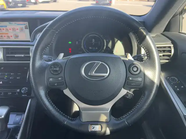 レクサス ＩＳ 300h Fスポーツ 岡山県 2013(平25)年 12.2万km ホワイトノーヴァガラスフレーク 登録時走行距離121498km/純正ナビ/サンルーフ/フルセグTV(AM.FM.CD.DVD.TV.BT)/バックカメラ/ETC/前後ドライブレコーダー/シートヒーター/クリアランスソナー/衝突軽減ブレーキ/横滑り防止装置/クルーズコントロール(追従走行あり)/オートライト/アイドリングストップ/18インチ純正AW/純正フロアマット/ハーフレザーシート/D+N席パワーシート/LEDヘッドライト