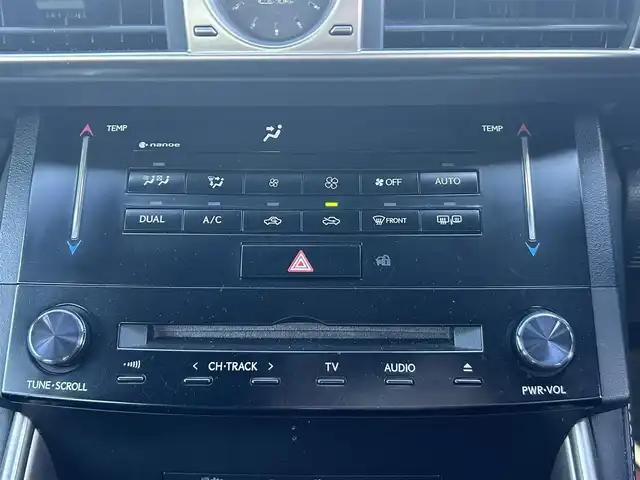 レクサス ＩＳ 300h Fスポーツ 岡山県 2013(平25)年 12.2万km ホワイトノーヴァガラスフレーク 登録時走行距離121498km/純正ナビ/サンルーフ/フルセグTV(AM.FM.CD.DVD.TV.BT)/バックカメラ/ETC/前後ドライブレコーダー/シートヒーター/クリアランスソナー/衝突軽減ブレーキ/横滑り防止装置/クルーズコントロール(追従走行あり)/オートライト/アイドリングストップ/18インチ純正AW/純正フロアマット/ハーフレザーシート/D+N席パワーシート/LEDヘッドライト