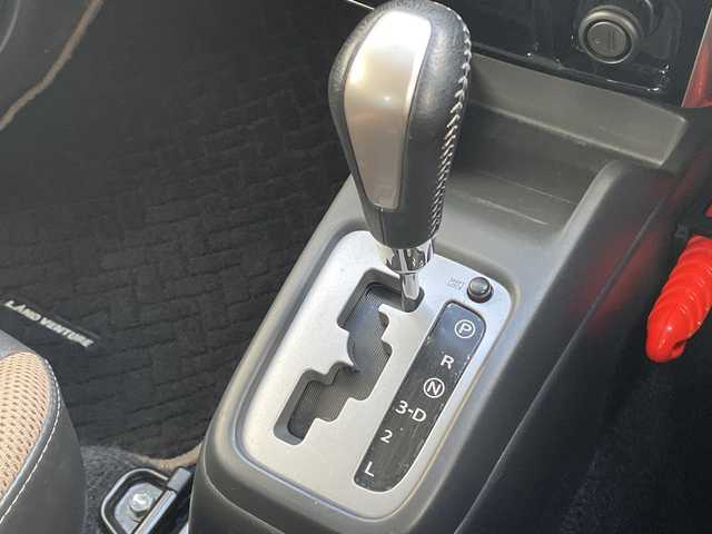 スズキ ジムニー ランドベンチャー 山口県 2018(平30)年 2万km パール ンオーナー　/２．５インチリフトアップ　/オーバーフェンダー　/黒ハーフレザーシート　/社外ナビ　/　・フルセグＴＶ　/　・Ｂｌｕｅｔｏｏｔｈ　/　・バックカメラ　/ドライブレコーダー　/シートヒーター　/純正１６インチＡＷ