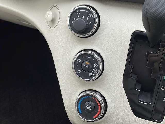 トヨタ シエンタ X 千葉県 2022(令4)年 0.3万km シルバーマイカM トヨタセーフティセンス/（衝突軽減ブレーキ　レーンキープアシスト　先行車発進お知らせ　オートマチックハイビーム）/社外メモリナビ/（フルセグ/Buletooth/CD/DVD/FM/AM）/バックカメラ/ETC/アイドリングストップ/片側パワースライドドア/ハロゲンヘッドライト/電動格納ミラー/純正フロアマット/W＋サイド＋エアバッグ