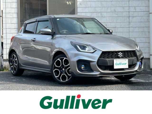 スズキ スイフト スポーツ セーフティPKG 福岡県 2018(平30)年 0.9万km プレミアムシルバーメタリック ワンオーナー/6速MT/Panasonic 8インチメモリナビ【CN-RZ846】/　(AM/FM/CD/DVD/Bluetooth/iPod/フルセグTV)/バックカメラ/スズキセーフティパッケージ/・レーザーレーダー/単眼カメラ/・デュアルセンサーブレーキサポート/・誤発進抑制機能/・車線逸脱警報/・車線逸脱抑制機能/・ふらつき警報/・先行者発進お知らせ機能/レーダークルーズコントロール/純正17インチアルミホイール/純正IPFコーティングフォグランプ/ハイドロフィリックドアミラー/スポーツ専用バケットシート/シートヒーター(運転席)/前方ドライブレコーダー/ビルトインETC/純正フロアマット/ステアリングスイッチ/USBポート/ISOFIX/スペアキー×1/保証書/取扱説明書/ナビ取扱説明書