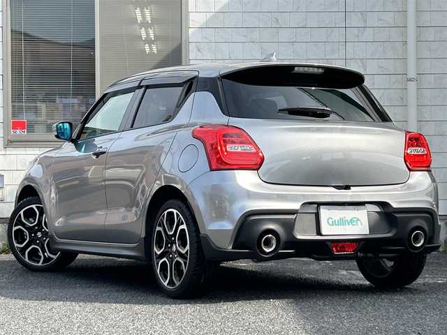 スズキ スイフト スポーツ セーフティPKG 福岡県 2018(平30)年 0.9万km プレミアムシルバーメタリック ワンオーナー/6速MT/Panasonic 8インチメモリナビ【CN-RZ846】/　(AM/FM/CD/DVD/Bluetooth/iPod/フルセグTV)/バックカメラ/スズキセーフティパッケージ/・レーザーレーダー/単眼カメラ/・デュアルセンサーブレーキサポート/・誤発進抑制機能/・車線逸脱警報/・車線逸脱抑制機能/・ふらつき警報/・先行者発進お知らせ機能/レーダークルーズコントロール/純正17インチアルミホイール/純正IPFコーティングフォグランプ/ハイドロフィリックドアミラー/スポーツ専用バケットシート/シートヒーター(運転席)/前方ドライブレコーダー/ビルトインETC/純正フロアマット/ステアリングスイッチ/USBポート/ISOFIX/スペアキー×1/保証書/取扱説明書/ナビ取扱説明書