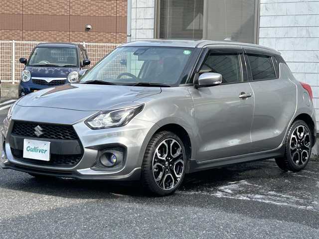 スズキ スイフト スポーツ セーフティPKG 福岡県 2018(平30)年 0.9万km プレミアムシルバーメタリック ワンオーナー/6速MT/Panasonic 8インチメモリナビ【CN-RZ846】/　(AM/FM/CD/DVD/Bluetooth/iPod/フルセグTV)/バックカメラ/スズキセーフティパッケージ/・レーザーレーダー/単眼カメラ/・デュアルセンサーブレーキサポート/・誤発進抑制機能/・車線逸脱警報/・車線逸脱抑制機能/・ふらつき警報/・先行者発進お知らせ機能/レーダークルーズコントロール/純正17インチアルミホイール/純正IPFコーティングフォグランプ/ハイドロフィリックドアミラー/スポーツ専用バケットシート/シートヒーター(運転席)/前方ドライブレコーダー/ビルトインETC/純正フロアマット/ステアリングスイッチ/USBポート/ISOFIX/スペアキー×1/保証書/取扱説明書/ナビ取扱説明書