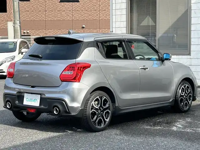 スズキ スイフト スポーツ セーフティPKG 福岡県 2018(平30)年 0.9万km プレミアムシルバーメタリック ワンオーナー/6速MT/Panasonic 8インチメモリナビ【CN-RZ846】/　(AM/FM/CD/DVD/Bluetooth/iPod/フルセグTV)/バックカメラ/スズキセーフティパッケージ/・レーザーレーダー/単眼カメラ/・デュアルセンサーブレーキサポート/・誤発進抑制機能/・車線逸脱警報/・車線逸脱抑制機能/・ふらつき警報/・先行者発進お知らせ機能/レーダークルーズコントロール/純正17インチアルミホイール/純正IPFコーティングフォグランプ/ハイドロフィリックドアミラー/スポーツ専用バケットシート/シートヒーター(運転席)/前方ドライブレコーダー/ビルトインETC/純正フロアマット/ステアリングスイッチ/USBポート/ISOFIX/スペアキー×1/保証書/取扱説明書/ナビ取扱説明書