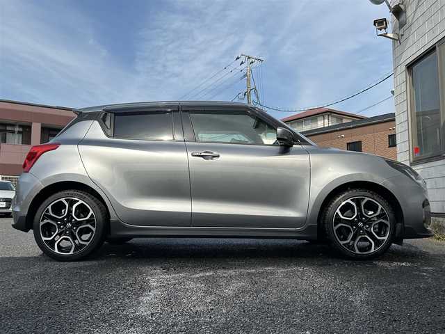 スズキ スイフト スポーツ セーフティPKG 福岡県 2018(平30)年 0.9万km プレミアムシルバーメタリック ワンオーナー/6速MT/Panasonic 8インチメモリナビ【CN-RZ846】/　(AM/FM/CD/DVD/Bluetooth/iPod/フルセグTV)/バックカメラ/スズキセーフティパッケージ/・レーザーレーダー/単眼カメラ/・デュアルセンサーブレーキサポート/・誤発進抑制機能/・車線逸脱警報/・車線逸脱抑制機能/・ふらつき警報/・先行者発進お知らせ機能/レーダークルーズコントロール/純正17インチアルミホイール/純正IPFコーティングフォグランプ/ハイドロフィリックドアミラー/スポーツ専用バケットシート/シートヒーター(運転席)/前方ドライブレコーダー/ビルトインETC/純正フロアマット/ステアリングスイッチ/USBポート/ISOFIX/スペアキー×1/保証書/取扱説明書/ナビ取扱説明書