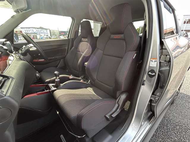 スズキ スイフト スポーツ セーフティPKG 福岡県 2018(平30)年 0.9万km プレミアムシルバーメタリック ワンオーナー/6速MT/Panasonic 8インチメモリナビ【CN-RZ846】/　(AM/FM/CD/DVD/Bluetooth/iPod/フルセグTV)/バックカメラ/スズキセーフティパッケージ/・レーザーレーダー/単眼カメラ/・デュアルセンサーブレーキサポート/・誤発進抑制機能/・車線逸脱警報/・車線逸脱抑制機能/・ふらつき警報/・先行者発進お知らせ機能/レーダークルーズコントロール/純正17インチアルミホイール/純正IPFコーティングフォグランプ/ハイドロフィリックドアミラー/スポーツ専用バケットシート/シートヒーター(運転席)/前方ドライブレコーダー/ビルトインETC/純正フロアマット/ステアリングスイッチ/USBポート/ISOFIX/スペアキー×1/保証書/取扱説明書/ナビ取扱説明書