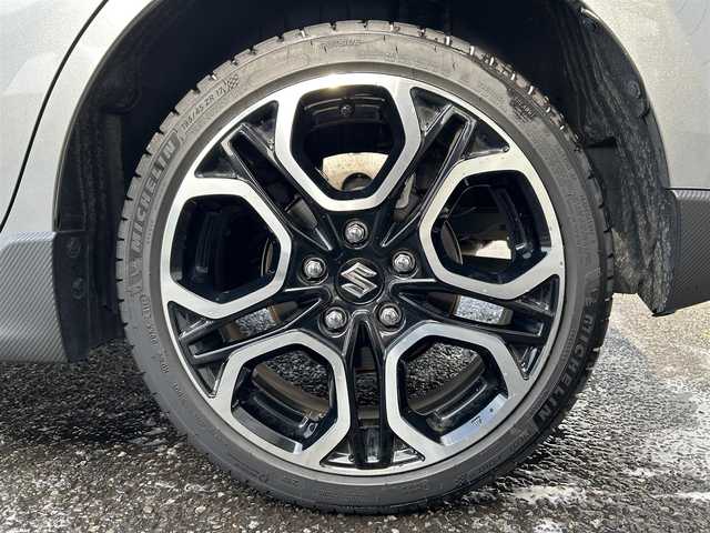 スズキ スイフト スポーツ セーフティPKG 福岡県 2018(平30)年 0.9万km プレミアムシルバーメタリック ワンオーナー/6速MT/Panasonic 8インチメモリナビ【CN-RZ846】/　(AM/FM/CD/DVD/Bluetooth/iPod/フルセグTV)/バックカメラ/スズキセーフティパッケージ/・レーザーレーダー/単眼カメラ/・デュアルセンサーブレーキサポート/・誤発進抑制機能/・車線逸脱警報/・車線逸脱抑制機能/・ふらつき警報/・先行者発進お知らせ機能/レーダークルーズコントロール/純正17インチアルミホイール/純正IPFコーティングフォグランプ/ハイドロフィリックドアミラー/スポーツ専用バケットシート/シートヒーター(運転席)/前方ドライブレコーダー/ビルトインETC/純正フロアマット/ステアリングスイッチ/USBポート/ISOFIX/スペアキー×1/保証書/取扱説明書/ナビ取扱説明書