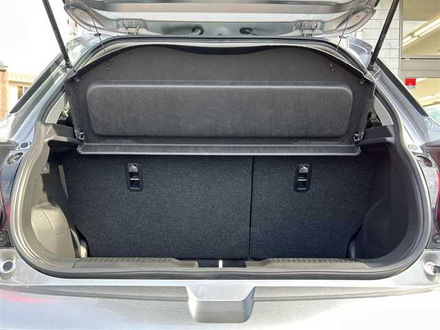 スズキ スイフト スポーツ セーフティPKG 福岡県 2018(平30)年 0.9万km プレミアムシルバーメタリック ワンオーナー/6速MT/Panasonic 8インチメモリナビ【CN-RZ846】/　(AM/FM/CD/DVD/Bluetooth/iPod/フルセグTV)/バックカメラ/スズキセーフティパッケージ/・レーザーレーダー/単眼カメラ/・デュアルセンサーブレーキサポート/・誤発進抑制機能/・車線逸脱警報/・車線逸脱抑制機能/・ふらつき警報/・先行者発進お知らせ機能/レーダークルーズコントロール/純正17インチアルミホイール/純正IPFコーティングフォグランプ/ハイドロフィリックドアミラー/スポーツ専用バケットシート/シートヒーター(運転席)/前方ドライブレコーダー/ビルトインETC/純正フロアマット/ステアリングスイッチ/USBポート/ISOFIX/スペアキー×1/保証書/取扱説明書/ナビ取扱説明書