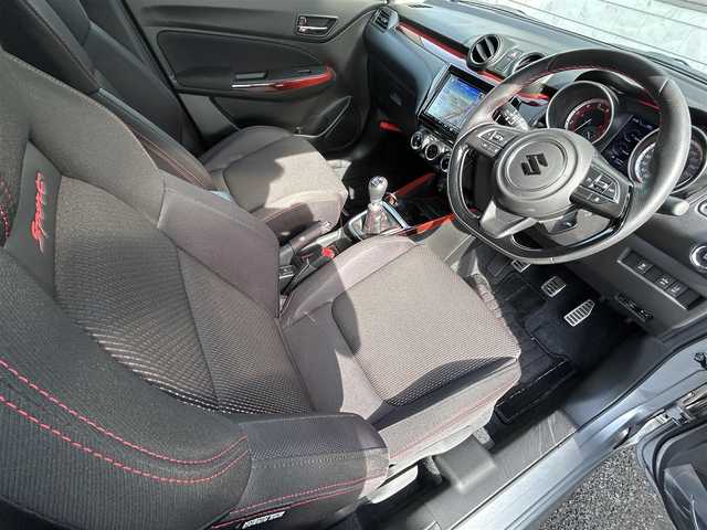 スズキ スイフト スポーツ セーフティPKG 福岡県 2018(平30)年 0.9万km プレミアムシルバーメタリック ワンオーナー/6速MT/Panasonic 8インチメモリナビ【CN-RZ846】/　(AM/FM/CD/DVD/Bluetooth/iPod/フルセグTV)/バックカメラ/スズキセーフティパッケージ/・レーザーレーダー/単眼カメラ/・デュアルセンサーブレーキサポート/・誤発進抑制機能/・車線逸脱警報/・車線逸脱抑制機能/・ふらつき警報/・先行者発進お知らせ機能/レーダークルーズコントロール/純正17インチアルミホイール/純正IPFコーティングフォグランプ/ハイドロフィリックドアミラー/スポーツ専用バケットシート/シートヒーター(運転席)/前方ドライブレコーダー/ビルトインETC/純正フロアマット/ステアリングスイッチ/USBポート/ISOFIX/スペアキー×1/保証書/取扱説明書/ナビ取扱説明書