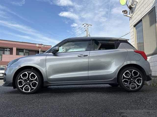 スズキ スイフト スポーツ セーフティPKG 福岡県 2018(平30)年 0.9万km プレミアムシルバーメタリック ワンオーナー/6速MT/Panasonic 8インチメモリナビ【CN-RZ846】/　(AM/FM/CD/DVD/Bluetooth/iPod/フルセグTV)/バックカメラ/スズキセーフティパッケージ/・レーザーレーダー/単眼カメラ/・デュアルセンサーブレーキサポート/・誤発進抑制機能/・車線逸脱警報/・車線逸脱抑制機能/・ふらつき警報/・先行者発進お知らせ機能/レーダークルーズコントロール/純正17インチアルミホイール/純正IPFコーティングフォグランプ/ハイドロフィリックドアミラー/スポーツ専用バケットシート/シートヒーター(運転席)/前方ドライブレコーダー/ビルトインETC/純正フロアマット/ステアリングスイッチ/USBポート/ISOFIX/スペアキー×1/保証書/取扱説明書/ナビ取扱説明書
