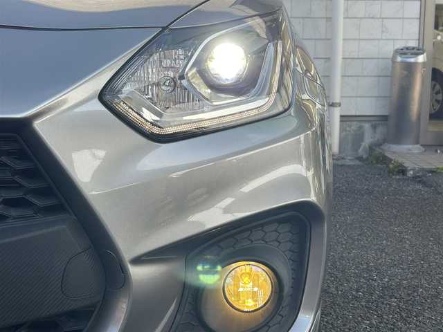 スズキ スイフト スポーツ セーフティPKG 福岡県 2018(平30)年 0.9万km プレミアムシルバーメタリック ワンオーナー/6速MT/Panasonic 8インチメモリナビ【CN-RZ846】/　(AM/FM/CD/DVD/Bluetooth/iPod/フルセグTV)/バックカメラ/スズキセーフティパッケージ/・レーザーレーダー/単眼カメラ/・デュアルセンサーブレーキサポート/・誤発進抑制機能/・車線逸脱警報/・車線逸脱抑制機能/・ふらつき警報/・先行者発進お知らせ機能/レーダークルーズコントロール/純正17インチアルミホイール/純正IPFコーティングフォグランプ/ハイドロフィリックドアミラー/スポーツ専用バケットシート/シートヒーター(運転席)/前方ドライブレコーダー/ビルトインETC/純正フロアマット/ステアリングスイッチ/USBポート/ISOFIX/スペアキー×1/保証書/取扱説明書/ナビ取扱説明書