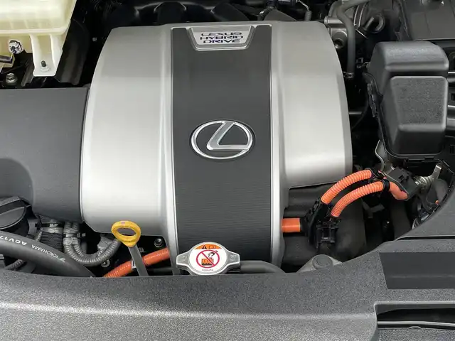 レクサス ＲＸ 450h バージョンL 東京都 2018(平30)年 4万km ソニッククォーツ 純正ナビ/CD/DVD/BD再生/フルセグTV/Bluetooth接続/パノラミックビューモニター/リアシートエンターテイメント/パノラマルーフ/ブラックレザーシート/シートヒーター(D席/N席)/エアシート(D席/N席)/三眼LEDヘッドライト/レクサスセーフティシステム/インテリジェントクリアランスソナー/リアクロストラフィックアラート/リアクロストラフィックオートブレーキ/ブラインドスポットモニター/ドライブモードセレクト/バンパー開口部一体型無塗装横バンパーフロントグリル/メッキ加飾付LEDフロントフォグランプ/ボディ同色ドアミラー(リバース連動/自動防眩/電動オート格納機能/メモリー機能/ヒーター付)/リアスポイラー/下部グレー塗装リアバンパー/235/55R20タイヤ/20インチ5本ツインスポーク切削光輝アルミホイール/本木製/革巻きコンビステアリングホイール/ステアリングヒーター/10WAYパワーシート(D席/N席)/後席パワーシート/ポジションメモリー(D席/N席)/パワーイージーアクセスシステム(D席)