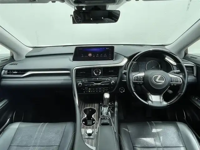レクサス ＲＸ 450h バージョンL 東京都 2018(平30)年 4万km ソニッククォーツ 純正ナビ/CD/DVD/BD再生/フルセグTV/Bluetooth接続/パノラミックビューモニター/リアシートエンターテイメント/パノラマルーフ/ブラックレザーシート/シートヒーター(D席/N席)/エアシート(D席/N席)/三眼LEDヘッドライト/レクサスセーフティシステム/インテリジェントクリアランスソナー/リアクロストラフィックアラート/リアクロストラフィックオートブレーキ/ブラインドスポットモニター/ドライブモードセレクト/バンパー開口部一体型無塗装横バンパーフロントグリル/メッキ加飾付LEDフロントフォグランプ/ボディ同色ドアミラー(リバース連動/自動防眩/電動オート格納機能/メモリー機能/ヒーター付)/リアスポイラー/下部グレー塗装リアバンパー/235/55R20タイヤ/20インチ5本ツインスポーク切削光輝アルミホイール/本木製/革巻きコンビステアリングホイール/ステアリングヒーター/10WAYパワーシート(D席/N席)/後席パワーシート/ポジションメモリー(D席/N席)/パワーイージーアクセスシステム(D席)