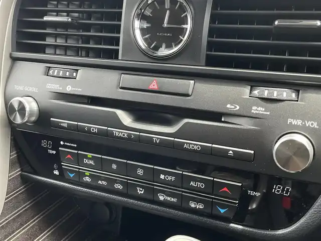レクサス ＲＸ 450h バージョンL 東京都 2018(平30)年 4万km ソニッククォーツ 純正ナビ/CD/DVD/BD再生/フルセグTV/Bluetooth接続/パノラミックビューモニター/リアシートエンターテイメント/パノラマルーフ/ブラックレザーシート/シートヒーター(D席/N席)/エアシート(D席/N席)/三眼LEDヘッドライト/レクサスセーフティシステム/インテリジェントクリアランスソナー/リアクロストラフィックアラート/リアクロストラフィックオートブレーキ/ブラインドスポットモニター/ドライブモードセレクト/バンパー開口部一体型無塗装横バンパーフロントグリル/メッキ加飾付LEDフロントフォグランプ/ボディ同色ドアミラー(リバース連動/自動防眩/電動オート格納機能/メモリー機能/ヒーター付)/リアスポイラー/下部グレー塗装リアバンパー/235/55R20タイヤ/20インチ5本ツインスポーク切削光輝アルミホイール/本木製/革巻きコンビステアリングホイール/ステアリングヒーター/10WAYパワーシート(D席/N席)/後席パワーシート/ポジションメモリー(D席/N席)/パワーイージーアクセスシステム(D席)