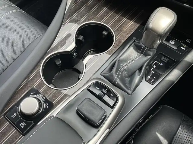 レクサス ＲＸ 450h バージョンL 東京都 2018(平30)年 4万km ソニッククォーツ 純正ナビ/CD/DVD/BD再生/フルセグTV/Bluetooth接続/パノラミックビューモニター/リアシートエンターテイメント/パノラマルーフ/ブラックレザーシート/シートヒーター(D席/N席)/エアシート(D席/N席)/三眼LEDヘッドライト/レクサスセーフティシステム/インテリジェントクリアランスソナー/リアクロストラフィックアラート/リアクロストラフィックオートブレーキ/ブラインドスポットモニター/ドライブモードセレクト/バンパー開口部一体型無塗装横バンパーフロントグリル/メッキ加飾付LEDフロントフォグランプ/ボディ同色ドアミラー(リバース連動/自動防眩/電動オート格納機能/メモリー機能/ヒーター付)/リアスポイラー/下部グレー塗装リアバンパー/235/55R20タイヤ/20インチ5本ツインスポーク切削光輝アルミホイール/本木製/革巻きコンビステアリングホイール/ステアリングヒーター/10WAYパワーシート(D席/N席)/後席パワーシート/ポジションメモリー(D席/N席)/パワーイージーアクセスシステム(D席)