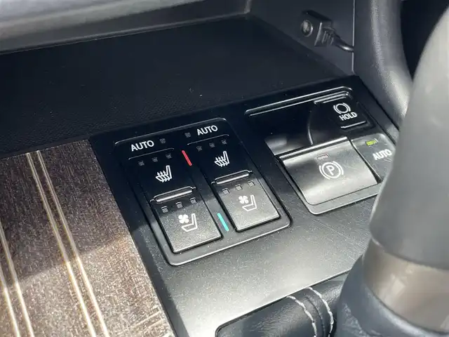 レクサス ＲＸ 450h バージョンL 東京都 2018(平30)年 4万km ソニッククォーツ 純正ナビ/CD/DVD/BD再生/フルセグTV/Bluetooth接続/パノラミックビューモニター/リアシートエンターテイメント/パノラマルーフ/ブラックレザーシート/シートヒーター(D席/N席)/エアシート(D席/N席)/三眼LEDヘッドライト/レクサスセーフティシステム/インテリジェントクリアランスソナー/リアクロストラフィックアラート/リアクロストラフィックオートブレーキ/ブラインドスポットモニター/ドライブモードセレクト/バンパー開口部一体型無塗装横バンパーフロントグリル/メッキ加飾付LEDフロントフォグランプ/ボディ同色ドアミラー(リバース連動/自動防眩/電動オート格納機能/メモリー機能/ヒーター付)/リアスポイラー/下部グレー塗装リアバンパー/235/55R20タイヤ/20インチ5本ツインスポーク切削光輝アルミホイール/本木製/革巻きコンビステアリングホイール/ステアリングヒーター/10WAYパワーシート(D席/N席)/後席パワーシート/ポジションメモリー(D席/N席)/パワーイージーアクセスシステム(D席)