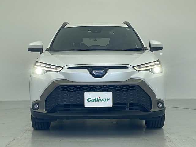 トヨタ カローラ クロス ハイブリッド Z 愛知県 2022(令4)年 1.8万km プラチナホワイトパールマイカ 純正ディスプレイオーディオ(現状ナビ使用可）/パノラミックビューカメラ/ビルトインETC/トヨタセーフティセンス/・レーントレースアシスト/・プリクラッシュセーフティ/・ブラインドスポットモニター/・リアクロストラフィックアラート/・パーキングサポートブレーキ/・ロードサインアシスト/・レーダークルーズコントロール/シートヒーター/パワーシート/ステアリングスイッチ/純正フロアマット/電動格納ウィンカーミラー/オートマチックハイビーム/フロントフォグ/プッシュスタート