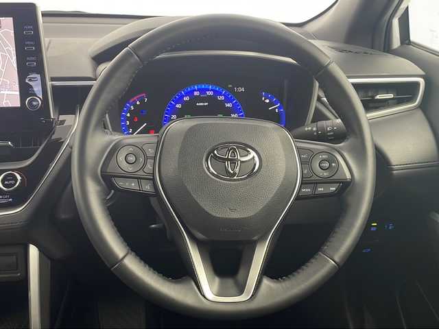 トヨタ カローラ クロス ハイブリッド Z 愛知県 2022(令4)年 1.8万km プラチナホワイトパールマイカ 純正ディスプレイオーディオ(現状ナビ使用可）/パノラミックビューカメラ/ビルトインETC/トヨタセーフティセンス/・レーントレースアシスト/・プリクラッシュセーフティ/・ブラインドスポットモニター/・リアクロストラフィックアラート/・パーキングサポートブレーキ/・ロードサインアシスト/・レーダークルーズコントロール/シートヒーター/パワーシート/ステアリングスイッチ/純正フロアマット/電動格納ウィンカーミラー/オートマチックハイビーム/フロントフォグ/プッシュスタート