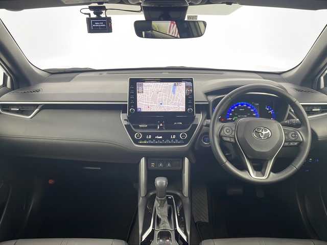 トヨタ カローラ クロス ハイブリッド Z 愛知県 2022(令4)年 1.8万km プラチナホワイトパールマイカ 純正ディスプレイオーディオ(現状ナビ使用可）/パノラミックビューカメラ/ビルトインETC/トヨタセーフティセンス/・レーントレースアシスト/・プリクラッシュセーフティ/・ブラインドスポットモニター/・リアクロストラフィックアラート/・パーキングサポートブレーキ/・ロードサインアシスト/・レーダークルーズコントロール/シートヒーター/パワーシート/ステアリングスイッチ/純正フロアマット/電動格納ウィンカーミラー/オートマチックハイビーム/フロントフォグ/プッシュスタート