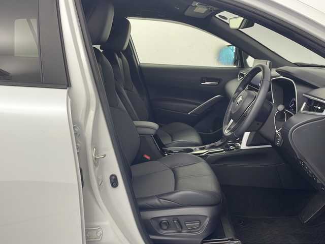 トヨタ カローラ クロス ハイブリッド Z 愛知県 2022(令4)年 1.8万km プラチナホワイトパールマイカ 純正ディスプレイオーディオ(現状ナビ使用可）/パノラミックビューカメラ/ビルトインETC/トヨタセーフティセンス/・レーントレースアシスト/・プリクラッシュセーフティ/・ブラインドスポットモニター/・リアクロストラフィックアラート/・パーキングサポートブレーキ/・ロードサインアシスト/・レーダークルーズコントロール/シートヒーター/パワーシート/ステアリングスイッチ/純正フロアマット/電動格納ウィンカーミラー/オートマチックハイビーム/フロントフォグ/プッシュスタート