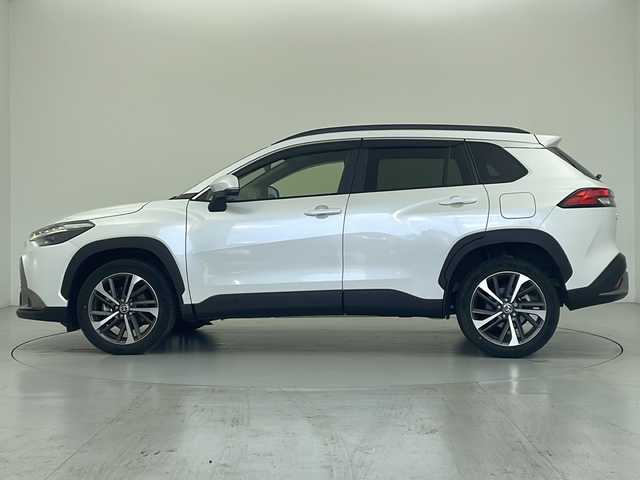 トヨタ カローラ クロス ハイブリッド Z 愛知県 2022(令4)年 1.8万km プラチナホワイトパールマイカ 純正ディスプレイオーディオ(現状ナビ使用可）/パノラミックビューカメラ/ビルトインETC/トヨタセーフティセンス/・レーントレースアシスト/・プリクラッシュセーフティ/・ブラインドスポットモニター/・リアクロストラフィックアラート/・パーキングサポートブレーキ/・ロードサインアシスト/・レーダークルーズコントロール/シートヒーター/パワーシート/ステアリングスイッチ/純正フロアマット/電動格納ウィンカーミラー/オートマチックハイビーム/フロントフォグ/プッシュスタート