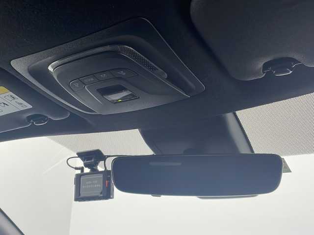 トヨタ カローラ クロス ハイブリッド Z 愛知県 2022(令4)年 1.8万km プラチナホワイトパールマイカ 純正ディスプレイオーディオ(現状ナビ使用可）/パノラミックビューカメラ/ビルトインETC/トヨタセーフティセンス/・レーントレースアシスト/・プリクラッシュセーフティ/・ブラインドスポットモニター/・リアクロストラフィックアラート/・パーキングサポートブレーキ/・ロードサインアシスト/・レーダークルーズコントロール/シートヒーター/パワーシート/ステアリングスイッチ/純正フロアマット/電動格納ウィンカーミラー/オートマチックハイビーム/フロントフォグ/プッシュスタート