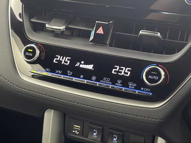 トヨタ カローラ クロス ハイブリッド Z 愛知県 2022(令4)年 1.8万km プラチナホワイトパールマイカ 純正ディスプレイオーディオ(現状ナビ使用可）/パノラミックビューカメラ/ビルトインETC/トヨタセーフティセンス/・レーントレースアシスト/・プリクラッシュセーフティ/・ブラインドスポットモニター/・リアクロストラフィックアラート/・パーキングサポートブレーキ/・ロードサインアシスト/・レーダークルーズコントロール/シートヒーター/パワーシート/ステアリングスイッチ/純正フロアマット/電動格納ウィンカーミラー/オートマチックハイビーム/フロントフォグ/プッシュスタート