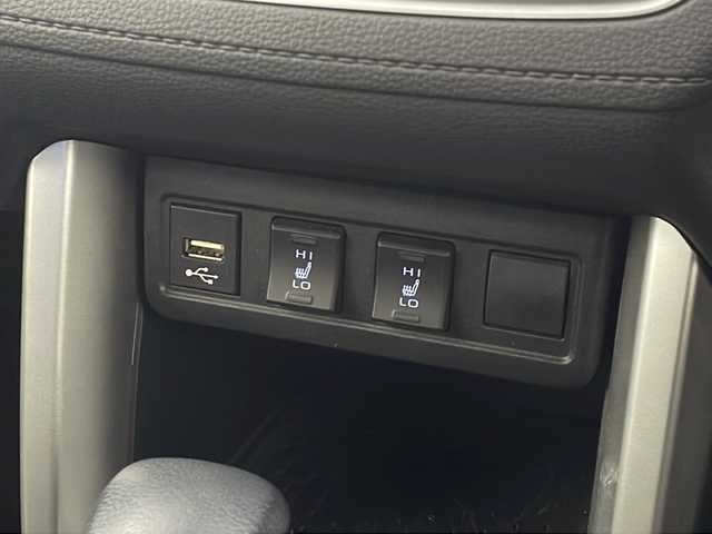 トヨタ カローラ クロス ハイブリッド Z 愛知県 2022(令4)年 1.8万km プラチナホワイトパールマイカ 純正ディスプレイオーディオ(現状ナビ使用可）/パノラミックビューカメラ/ビルトインETC/トヨタセーフティセンス/・レーントレースアシスト/・プリクラッシュセーフティ/・ブラインドスポットモニター/・リアクロストラフィックアラート/・パーキングサポートブレーキ/・ロードサインアシスト/・レーダークルーズコントロール/シートヒーター/パワーシート/ステアリングスイッチ/純正フロアマット/電動格納ウィンカーミラー/オートマチックハイビーム/フロントフォグ/プッシュスタート