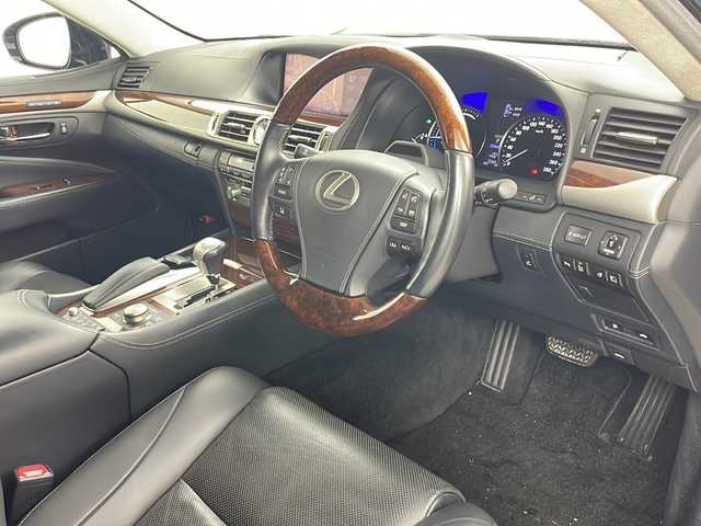 レクサス ＬＳ 600hL エグゼクティブP 道央・札幌 2012(平24)年 7.8万km スターライトブラックガラスフレーク ・4WD/・純正ナビ&TV&CD&DVD&BT&SD/・バックカメラ/・マークレビンソンサウンドシステム/・リアエンターテインメント/・レクサスセーフティシステム/・レーダークルーズコントロール/・ブラインドスポットモニター/・レザーシート/・全席シートヒーター/・全席ベンチレーション/・ステアリングヒーター/・ビルトインETC/・LEDヘッドライト/・オートライト/・スマートキー