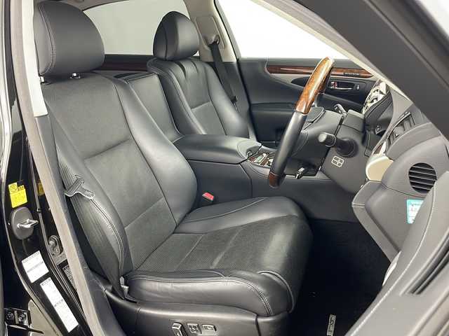 レクサス ＬＳ 600hL エグゼクティブP 道央・札幌 2012(平24)年 7.8万km スターライトブラックガラスフレーク ・4WD/・純正ナビ&TV&CD&DVD&BT&SD/・バックカメラ/・マークレビンソンサウンドシステム/・リアエンターテインメント/・レクサスセーフティシステム/・レーダークルーズコントロール/・ブラインドスポットモニター/・レザーシート/・全席シートヒーター/・全席ベンチレーション/・ステアリングヒーター/・ビルトインETC/・LEDヘッドライト/・オートライト/・スマートキー