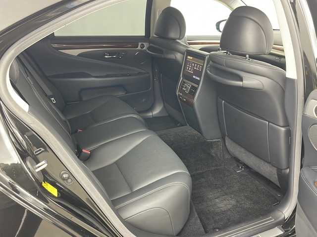 レクサス ＬＳ 600hL エグゼクティブP 道央・札幌 2012(平24)年 7.8万km スターライトブラックガラスフレーク ・4WD/・純正ナビ&TV&CD&DVD&BT&SD/・バックカメラ/・マークレビンソンサウンドシステム/・リアエンターテインメント/・レクサスセーフティシステム/・レーダークルーズコントロール/・ブラインドスポットモニター/・レザーシート/・全席シートヒーター/・全席ベンチレーション/・ステアリングヒーター/・ビルトインETC/・LEDヘッドライト/・オートライト/・スマートキー