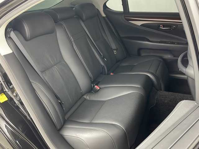 レクサス ＬＳ 600hL エグゼクティブP 道央・札幌 2012(平24)年 7.8万km スターライトブラックガラスフレーク ・4WD/・純正ナビ&TV&CD&DVD&BT&SD/・バックカメラ/・マークレビンソンサウンドシステム/・リアエンターテインメント/・レクサスセーフティシステム/・レーダークルーズコントロール/・ブラインドスポットモニター/・レザーシート/・全席シートヒーター/・全席ベンチレーション/・ステアリングヒーター/・ビルトインETC/・LEDヘッドライト/・オートライト/・スマートキー
