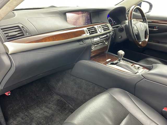 レクサス ＬＳ 600hL エグゼクティブP 道央・札幌 2012(平24)年 7.8万km スターライトブラックガラスフレーク ・4WD/・純正ナビ&TV&CD&DVD&BT&SD/・バックカメラ/・マークレビンソンサウンドシステム/・リアエンターテインメント/・レクサスセーフティシステム/・レーダークルーズコントロール/・ブラインドスポットモニター/・レザーシート/・全席シートヒーター/・全席ベンチレーション/・ステアリングヒーター/・ビルトインETC/・LEDヘッドライト/・オートライト/・スマートキー