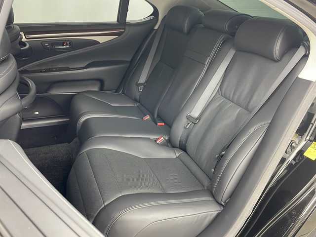 レクサス ＬＳ 600hL エグゼクティブP 道央・札幌 2012(平24)年 7.8万km スターライトブラックガラスフレーク ・4WD/・純正ナビ&TV&CD&DVD&BT&SD/・バックカメラ/・マークレビンソンサウンドシステム/・リアエンターテインメント/・レクサスセーフティシステム/・レーダークルーズコントロール/・ブラインドスポットモニター/・レザーシート/・全席シートヒーター/・全席ベンチレーション/・ステアリングヒーター/・ビルトインETC/・LEDヘッドライト/・オートライト/・スマートキー