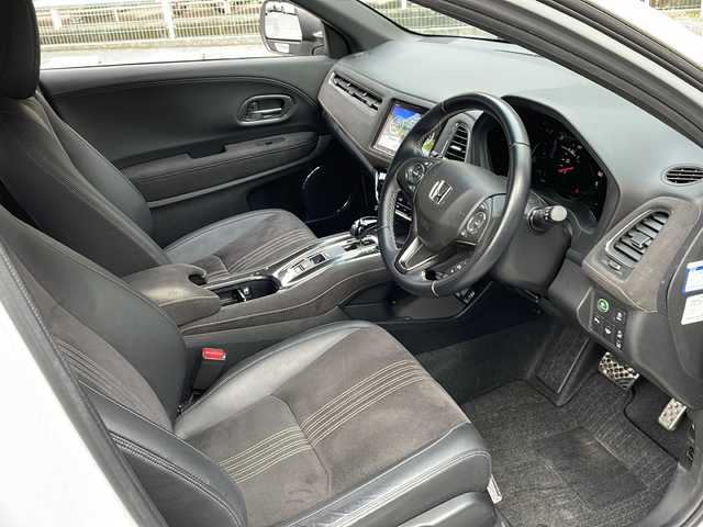 ホンダ ヴェゼル ハイブリッド RS ホンダセンシング 大阪府 2021(令3)年 5.8万km プラチナホワイトパール ワンオーナー/純正8インチナビ/CD/DVD/BTオーディオ/フルセグテレビ/バックカメラ/前席シートヒーター/パドルシフト/ステアリングスイッチ/革巻きステアリング/ETC/ホンダセンシング/電動パーキングブレーキ/オートホールド/LEDヘッドライト/純正18インチAW/フロアマット/ドアバイザー