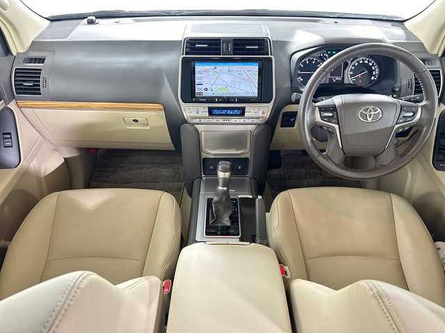 トヨタ ランドクルーザー プラド TX Lパッケージ 佐賀県 2022(令4)年 3.9万km ホワイトパールクリスタルシャイン 社外9インチナビ/フルセグTV/CD/DVD/Bluetooth/サンルーフ/バックカメラ/衝突被害軽減システム/レーダクルーズコントロール/レーンアシスト/ロードサインアシスト/クリアランスソナー/先行車発進告知機能/オートライト/オートマチックハイビーム/LEDヘッドライト/LEDフォグライト/オートワイパー/電動格納サードシート/レザーシート/運転席・助手席パワーシート/運転席・助手席シートヒーター/運転席・助手席エアシート/ISOFIX対応/純正フロアマット/純正17インチアルミホイール/スマートキー×２/ドアバイザー/ステアリングスイッチ