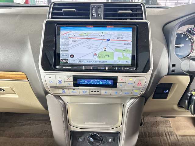 トヨタ ランドクルーザー プラド TX Lパッケージ 佐賀県 2022(令4)年 3.9万km ホワイトパールクリスタルシャイン 社外9インチナビ/フルセグTV/CD/DVD/Bluetooth/サンルーフ/バックカメラ/衝突被害軽減システム/レーダクルーズコントロール/レーンアシスト/ロードサインアシスト/クリアランスソナー/先行車発進告知機能/オートライト/オートマチックハイビーム/LEDヘッドライト/LEDフォグライト/オートワイパー/電動格納サードシート/レザーシート/運転席・助手席パワーシート/運転席・助手席シートヒーター/運転席・助手席エアシート/ISOFIX対応/純正フロアマット/純正17インチアルミホイール/スマートキー×２/ドアバイザー/ステアリングスイッチ
