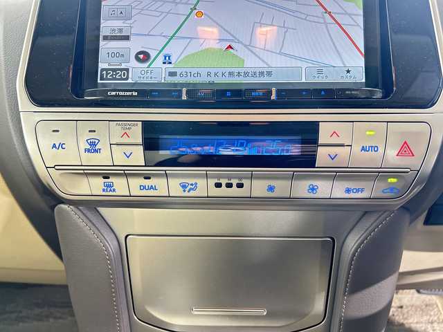 トヨタ ランドクルーザー プラド TX Lパッケージ 佐賀県 2022(令4)年 3.9万km ホワイトパールクリスタルシャイン 社外9インチナビ/フルセグTV/CD/DVD/Bluetooth/サンルーフ/バックカメラ/衝突被害軽減システム/レーダクルーズコントロール/レーンアシスト/ロードサインアシスト/クリアランスソナー/先行車発進告知機能/オートライト/オートマチックハイビーム/LEDヘッドライト/LEDフォグライト/オートワイパー/電動格納サードシート/レザーシート/運転席・助手席パワーシート/運転席・助手席シートヒーター/運転席・助手席エアシート/ISOFIX対応/純正フロアマット/純正17インチアルミホイール/スマートキー×２/ドアバイザー/ステアリングスイッチ