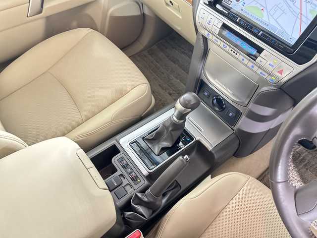 トヨタ ランドクルーザー プラド TX Lパッケージ 佐賀県 2022(令4)年 3.9万km ホワイトパールクリスタルシャイン 社外9インチナビ/フルセグTV/CD/DVD/Bluetooth/サンルーフ/バックカメラ/衝突被害軽減システム/レーダクルーズコントロール/レーンアシスト/ロードサインアシスト/クリアランスソナー/先行車発進告知機能/オートライト/オートマチックハイビーム/LEDヘッドライト/LEDフォグライト/オートワイパー/電動格納サードシート/レザーシート/運転席・助手席パワーシート/運転席・助手席シートヒーター/運転席・助手席エアシート/ISOFIX対応/純正フロアマット/純正17インチアルミホイール/スマートキー×２/ドアバイザー/ステアリングスイッチ