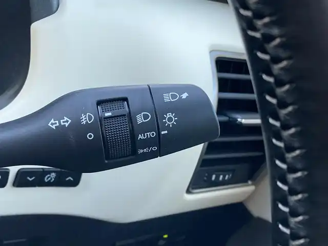 レクサス ＮＸ 300 バージョンL 熊本県 2020(令2)年 2.6万km ソニッククォーツ ・スマートキー/・プッシュスタート/・レーントレーシングアラート/・プリクラッシュセーフティ/・パーキングサポートアラート/・ロードサインインフォメーション/・先行車発進告知/・オートマチックハイビーム/・クルーズコントロール(追従式)/・合皮レザーシー/・前席パワーシート/・全席シートヒーター/・前席エアシート/・ハンドルヒーター/・純正メモリナビ/ 【BD・Bluetooth・USB・SD・AUX・MSV】/・フルセグTV/・バックカメラ/・ETC2.0/・LEDヘッドランプ/・LEDフォグランプ/・純正マット