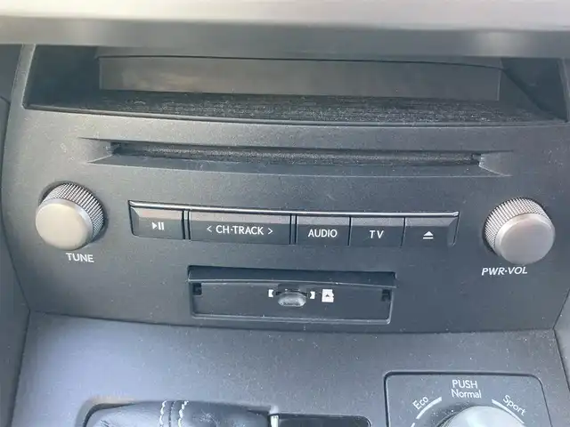 レクサス ＮＸ 300 バージョンL 熊本県 2020(令2)年 2.6万km ソニッククォーツ ・スマートキー/・プッシュスタート/・レーントレーシングアラート/・プリクラッシュセーフティ/・パーキングサポートアラート/・ロードサインインフォメーション/・先行車発進告知/・オートマチックハイビーム/・クルーズコントロール(追従式)/・合皮レザーシー/・前席パワーシート/・全席シートヒーター/・前席エアシート/・ハンドルヒーター/・純正メモリナビ/ 【BD・Bluetooth・USB・SD・AUX・MSV】/・フルセグTV/・バックカメラ/・ETC2.0/・LEDヘッドランプ/・LEDフォグランプ/・純正マット