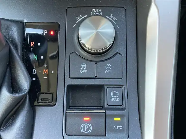 レクサス ＮＸ 300 バージョンL 熊本県 2020(令2)年 2.6万km ソニッククォーツ ・スマートキー/・プッシュスタート/・レーントレーシングアラート/・プリクラッシュセーフティ/・パーキングサポートアラート/・ロードサインインフォメーション/・先行車発進告知/・オートマチックハイビーム/・クルーズコントロール(追従式)/・合皮レザーシー/・前席パワーシート/・全席シートヒーター/・前席エアシート/・ハンドルヒーター/・純正メモリナビ/ 【BD・Bluetooth・USB・SD・AUX・MSV】/・フルセグTV/・バックカメラ/・ETC2.0/・LEDヘッドランプ/・LEDフォグランプ/・純正マット